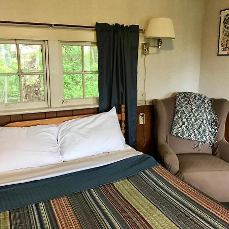 Chamber Lane Motel Round Lake Bagian luar foto
