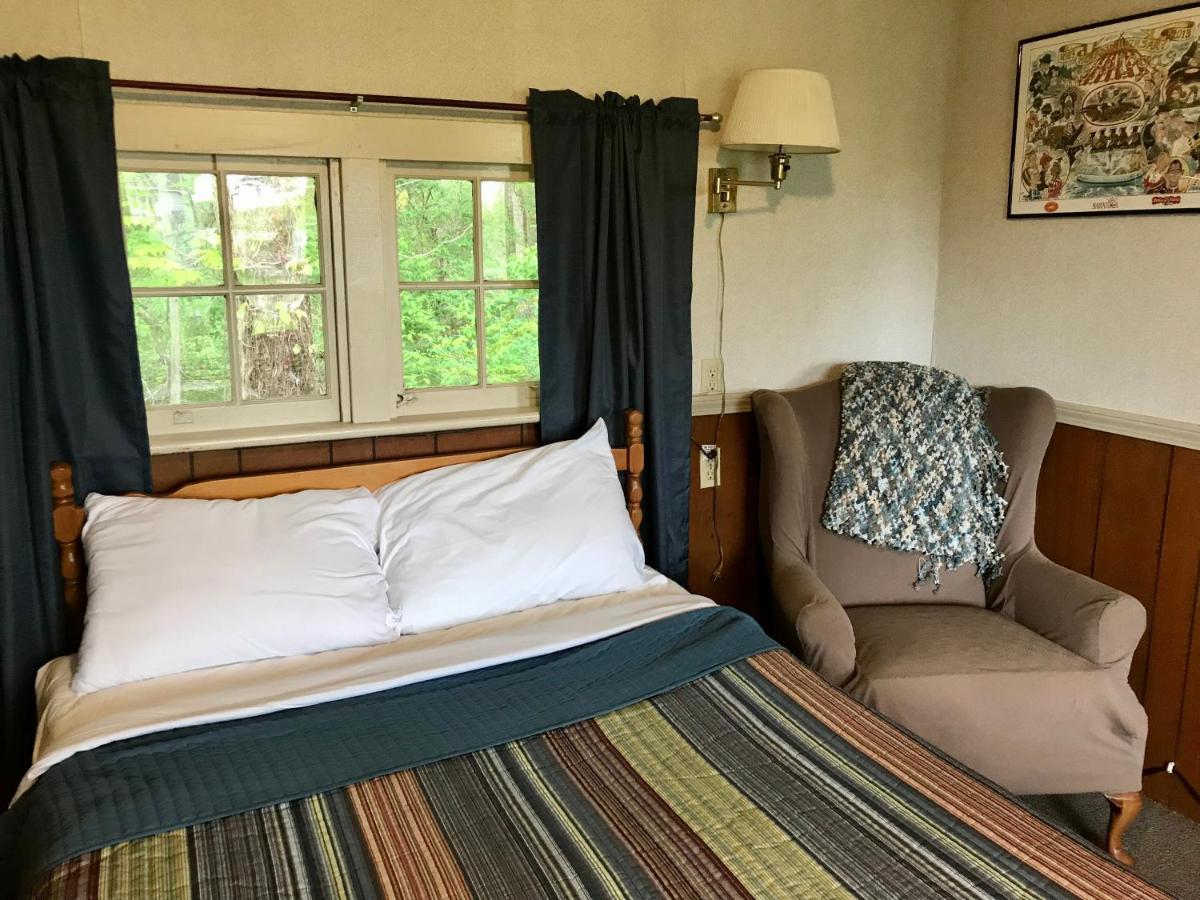 Chamber Lane Motel Round Lake Bagian luar foto