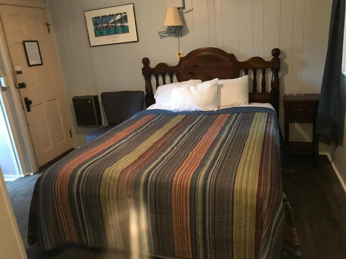 Chamber Lane Motel Round Lake Bagian luar foto