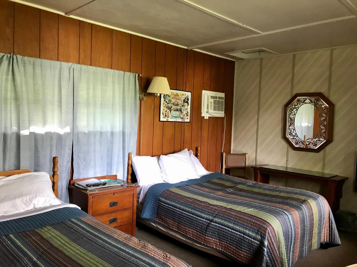 Chamber Lane Motel Round Lake Bagian luar foto