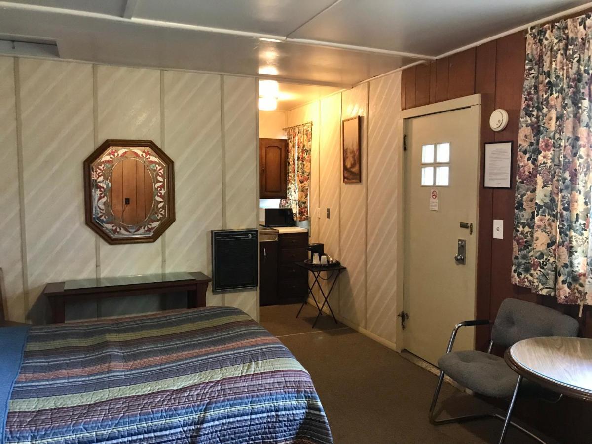 Chamber Lane Motel Round Lake Bagian luar foto