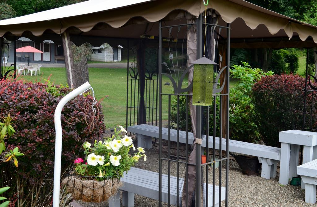 Chamber Lane Motel Round Lake Bagian luar foto
