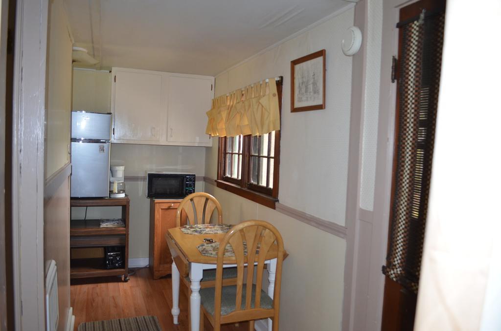 Chamber Lane Motel Round Lake Bagian luar foto