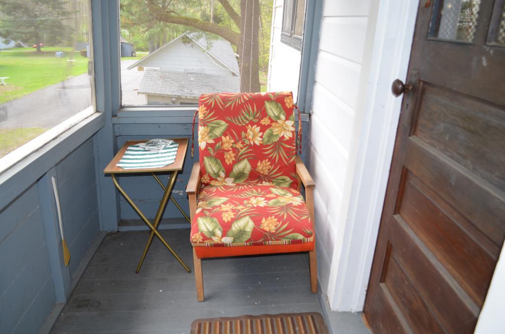 Chamber Lane Motel Round Lake Bagian luar foto