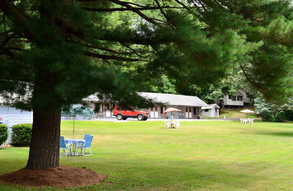 Chamber Lane Motel Round Lake Bagian luar foto