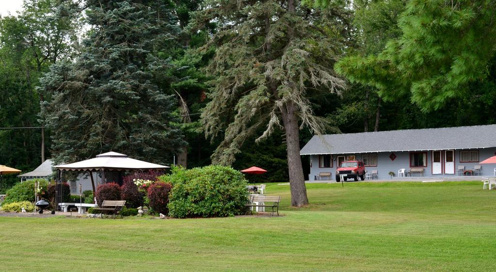 Chamber Lane Motel Round Lake Bagian luar foto