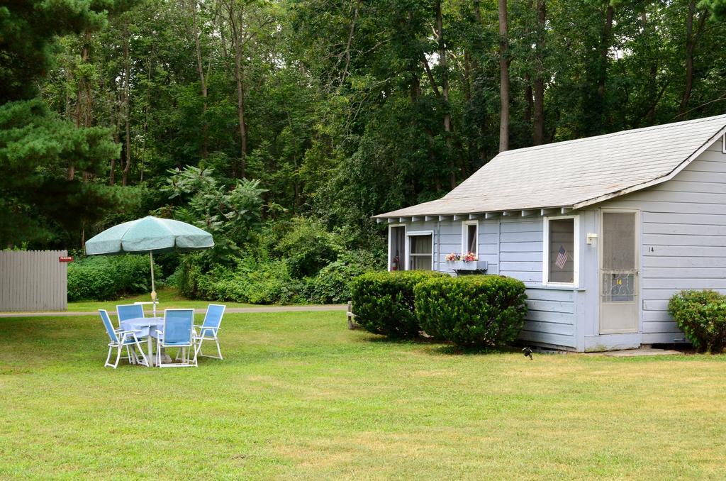 Chamber Lane Motel Round Lake Bagian luar foto