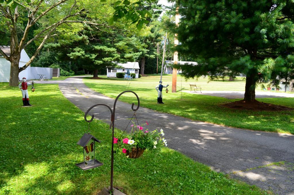Chamber Lane Motel Round Lake Bagian luar foto