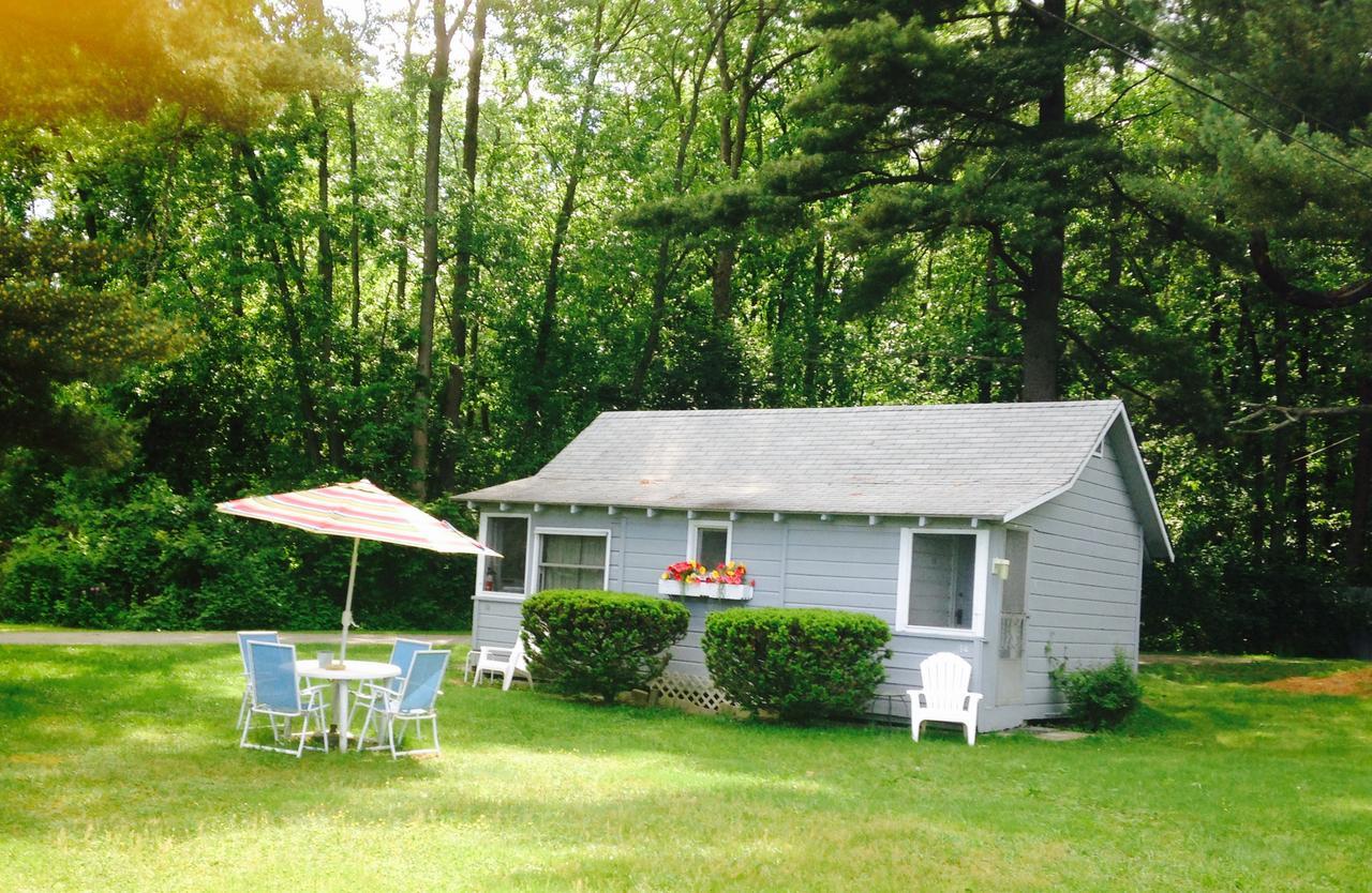 Chamber Lane Motel Round Lake Bagian luar foto