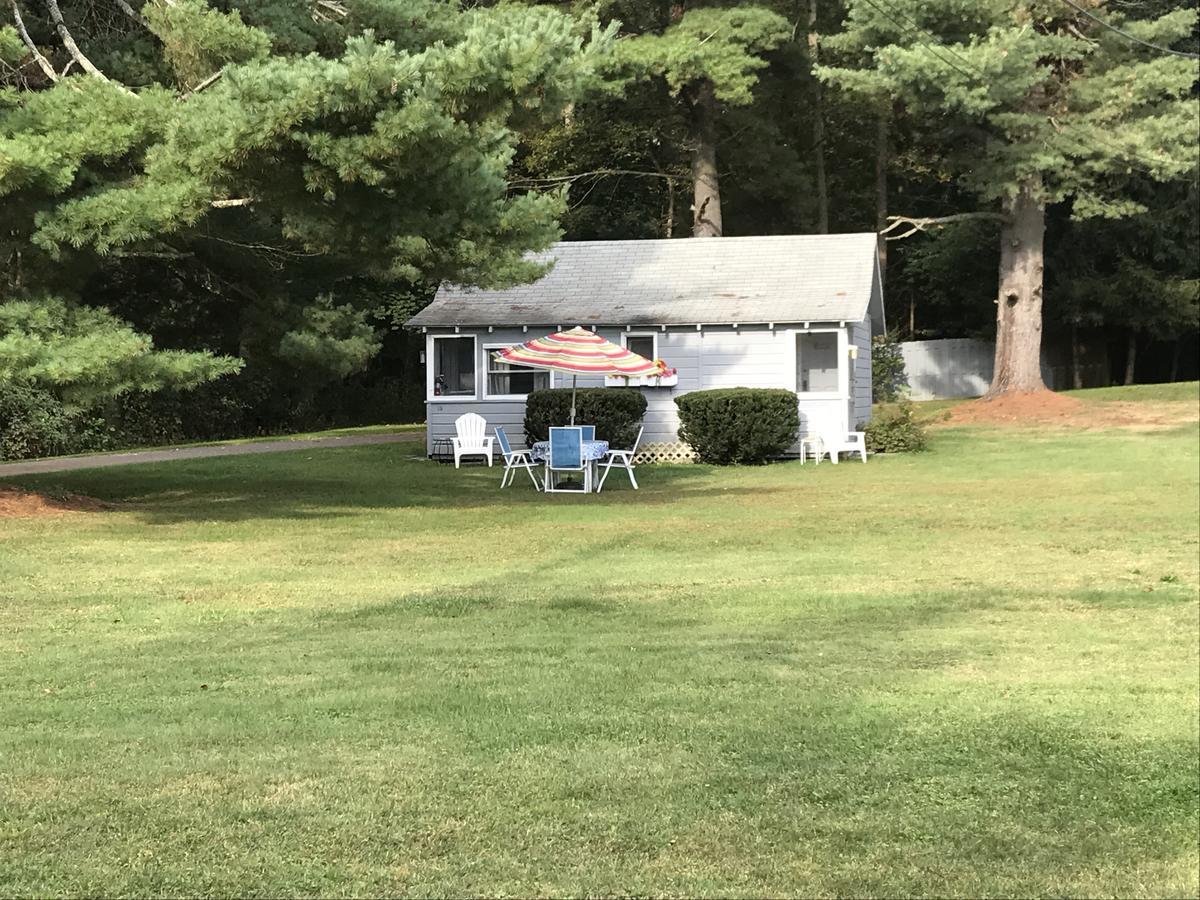 Chamber Lane Motel Round Lake Bagian luar foto