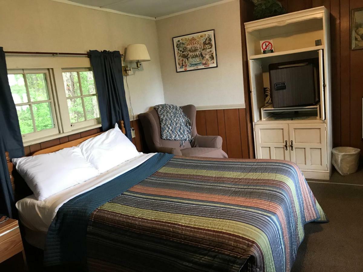 Chamber Lane Motel Round Lake Bagian luar foto