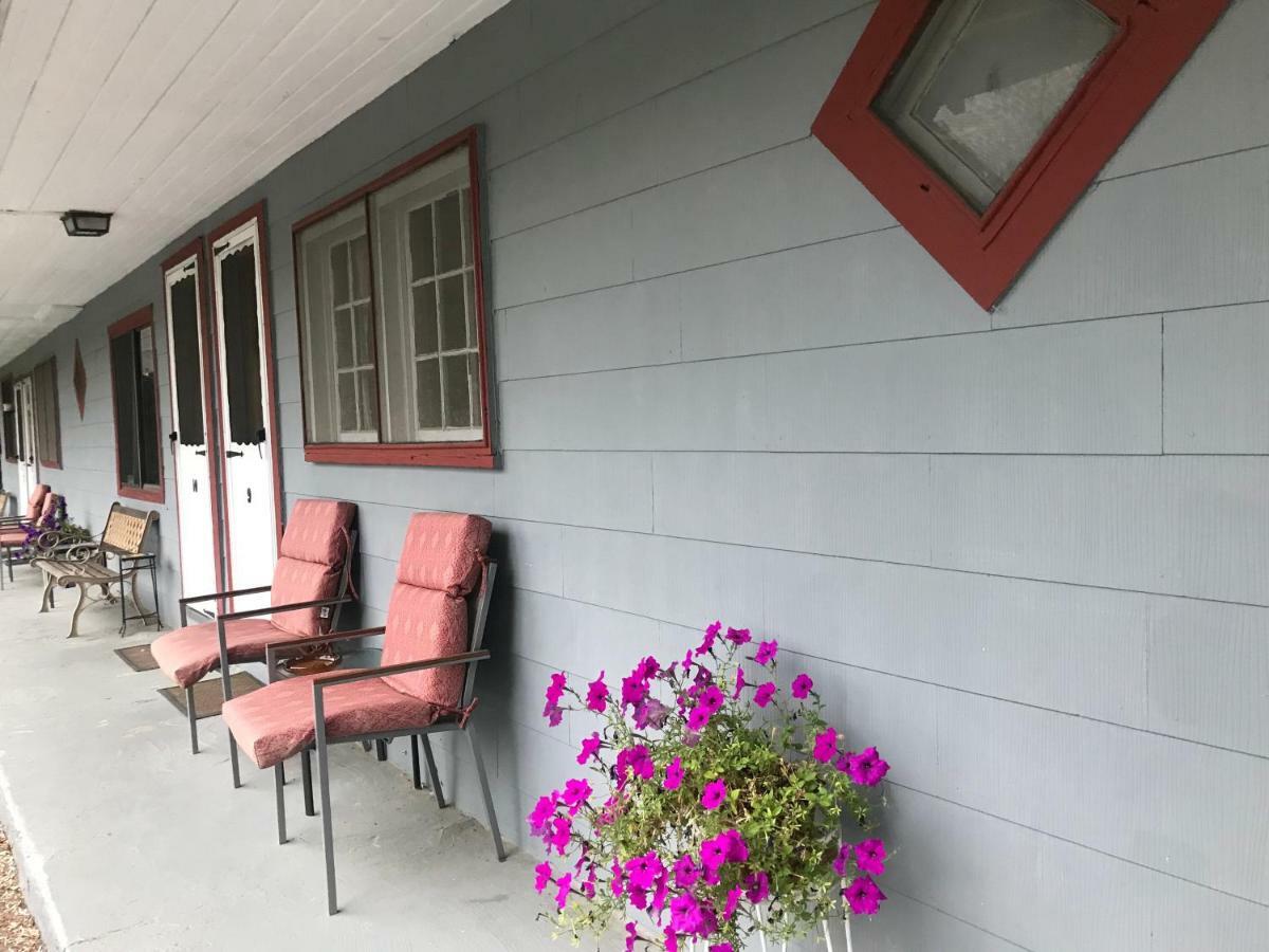 Chamber Lane Motel Round Lake Bagian luar foto